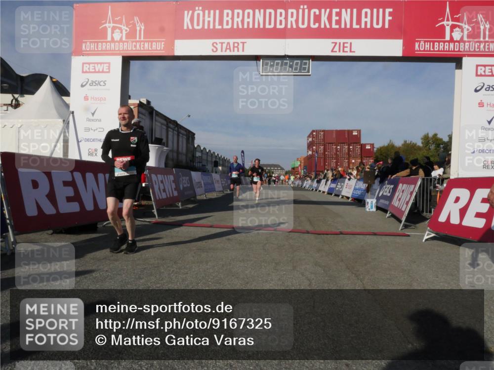 03.10.2025 - Köhlbrandbrückenlauf Matties Gatica Varas http://msf.ph/oto/9167325 03.10.2025 10:07:05 Ziel 1301, 1412, 1496, 1582, 1628, 1730, 2671, 2981, 2983, 3585 meine-sportfotos.de