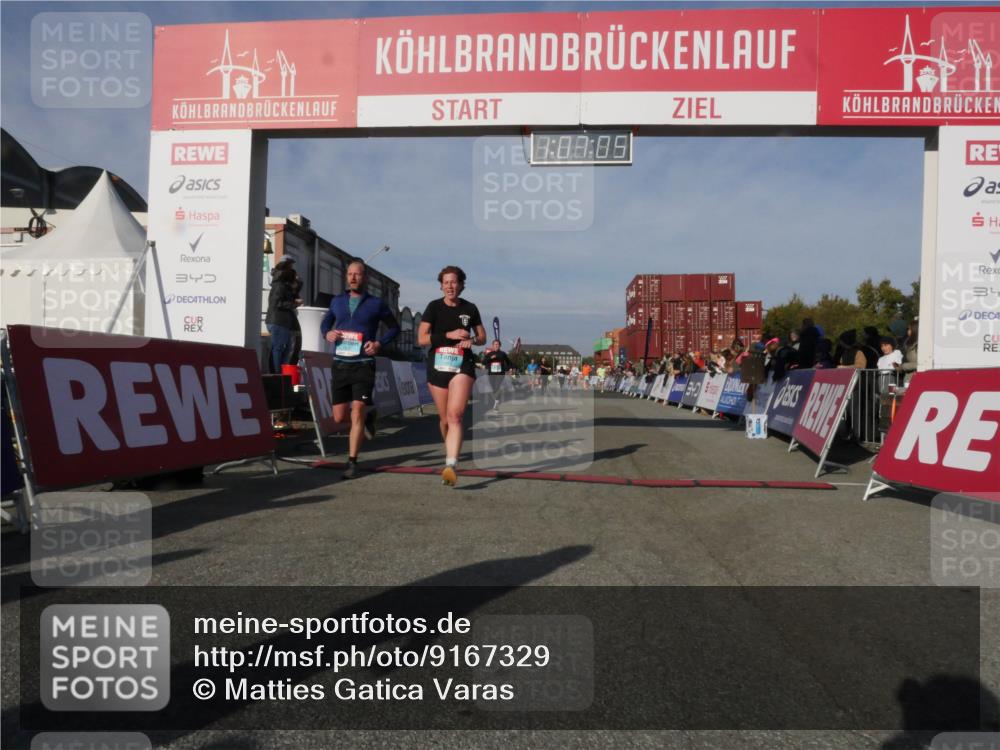 03.10.2025 - Köhlbrandbrückenlauf Matties Gatica Varas http://msf.ph/oto/9167329 03.10.2025 10:07:07 Ziel 1301, 1412, 1496, 1582, 1628, 1730, 2671, 2794, 2903, 2981, 2983, 3585 meine-sportfotos.de