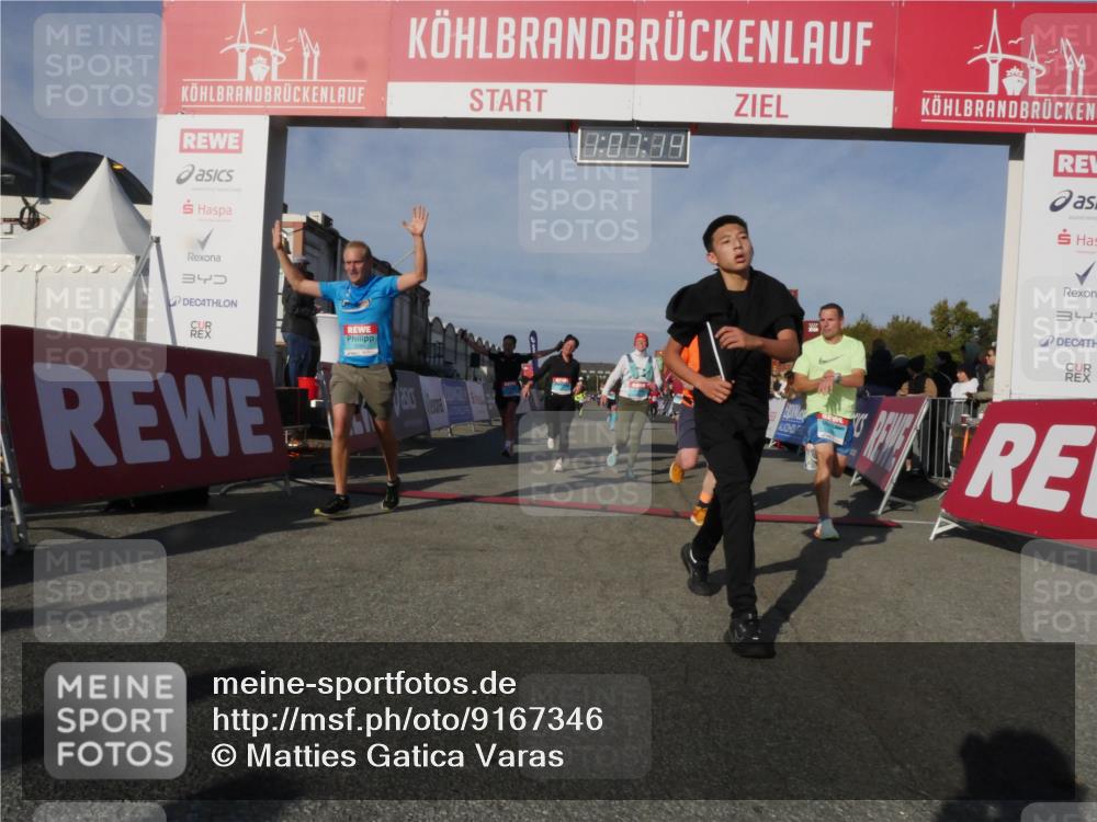 03.10.2025 - Köhlbrandbrückenlauf Matties Gatica Varas http://msf.ph/oto/9167346 03.10.2025 10:07:16 Ziel 1134, 1189, 1208, 1486, 1496, 1519, 1730, 2671, 2794, 2903, 3434 meine-sportfotos.de