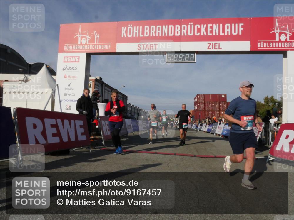03.10.2025 - Köhlbrandbrückenlauf Matties Gatica Varas http://msf.ph/oto/9167457 03.10.2025 10:08:09 Ziel 1319, 1395, 1516, 1699, 1833, 3272, 3361, 3569, 3683, 3684, 3797 meine-sportfotos.de