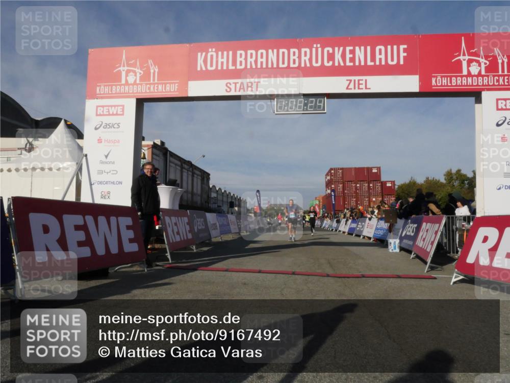 03.10.2025 - Köhlbrandbrückenlauf Matties Gatica Varas http://msf.ph/oto/9167492 03.10.2025 10:08:26 Ziel 1203, 1257, 1371, 1407, 1461, 1601, 1876, 2026, 3309, 3778 meine-sportfotos.de