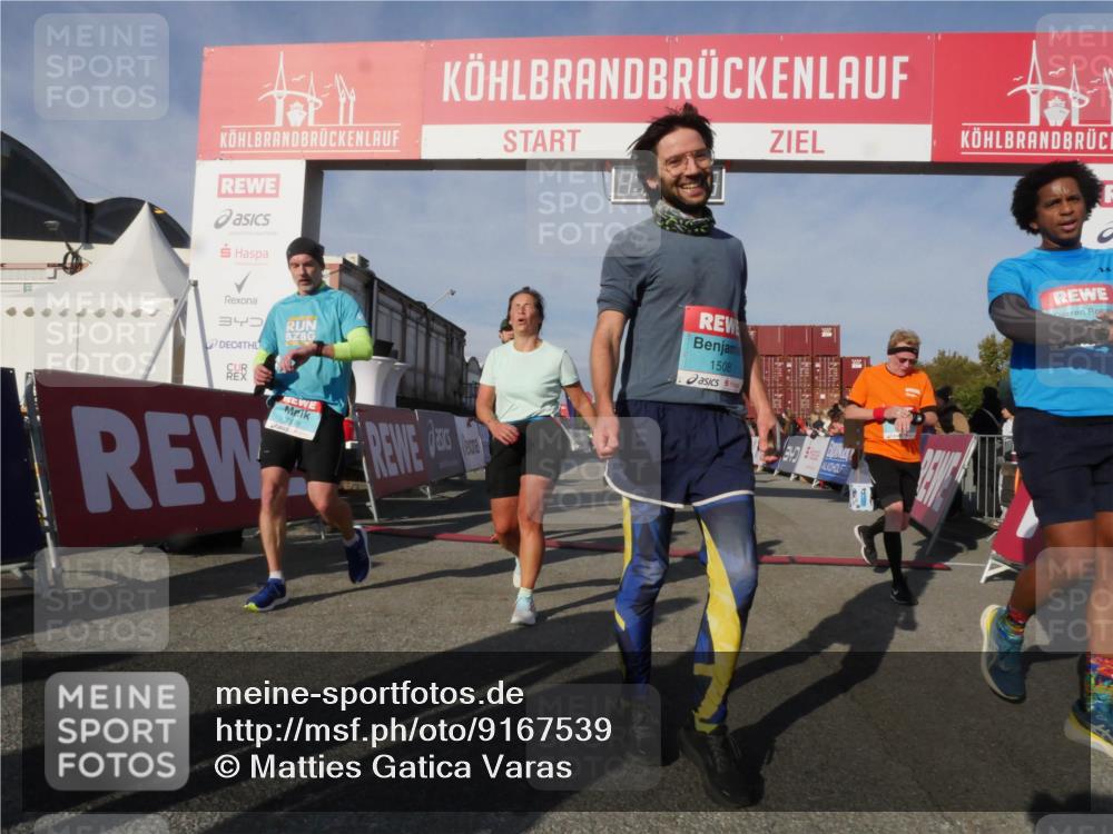 03.10.2025 - Köhlbrandbrückenlauf Matties Gatica Varas http://msf.ph/oto/9167539 03.10.2025 10:08:48 Ziel 1451, 1489, 1506, 1525, 1555, 1566, 1567, 1739, 1858, 2449, 2731, 2734, 3128, 3189, 3261, 3369, 3738 meine-sportfotos.de