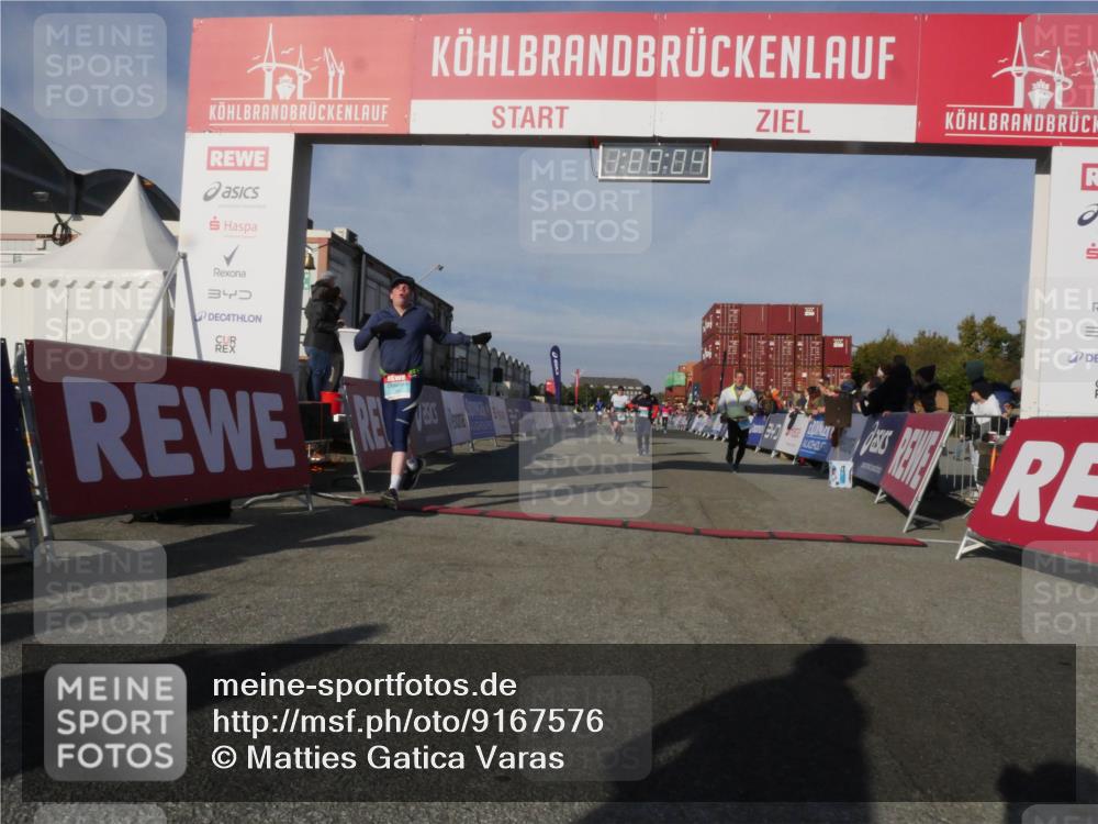 03.10.2025 - Köhlbrandbrückenlauf Matties Gatica Varas http://msf.ph/oto/9167576 03.10.2025 10:09:06 Ziel 1200, 1294, 1355, 1367, 1902, 2117, 2560, 2805, 3009, 3280, 3672 meine-sportfotos.de