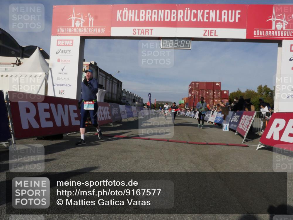 03.10.2025 - Köhlbrandbrückenlauf Matties Gatica Varas http://msf.ph/oto/9167577 03.10.2025 10:09:06 Ziel 1200, 1294, 1355, 1367, 1902, 2117, 2560, 2805, 3009, 3280, 3672 meine-sportfotos.de