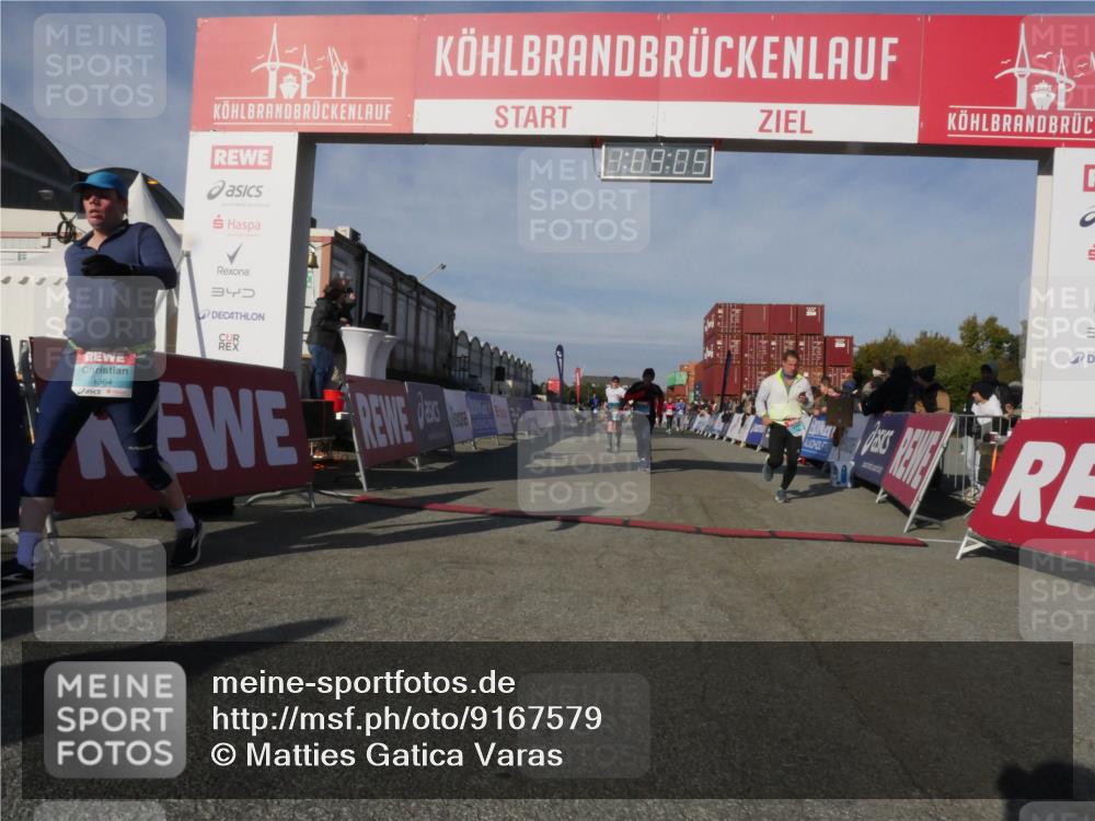 03.10.2025 - Köhlbrandbrückenlauf Matties Gatica Varas http://msf.ph/oto/9167579 03.10.2025 10:09:07 Ziel 1200, 1294, 1355, 1367, 1673, 1902, 2117, 2560, 2805, 3009, 3280, 3672 meine-sportfotos.de