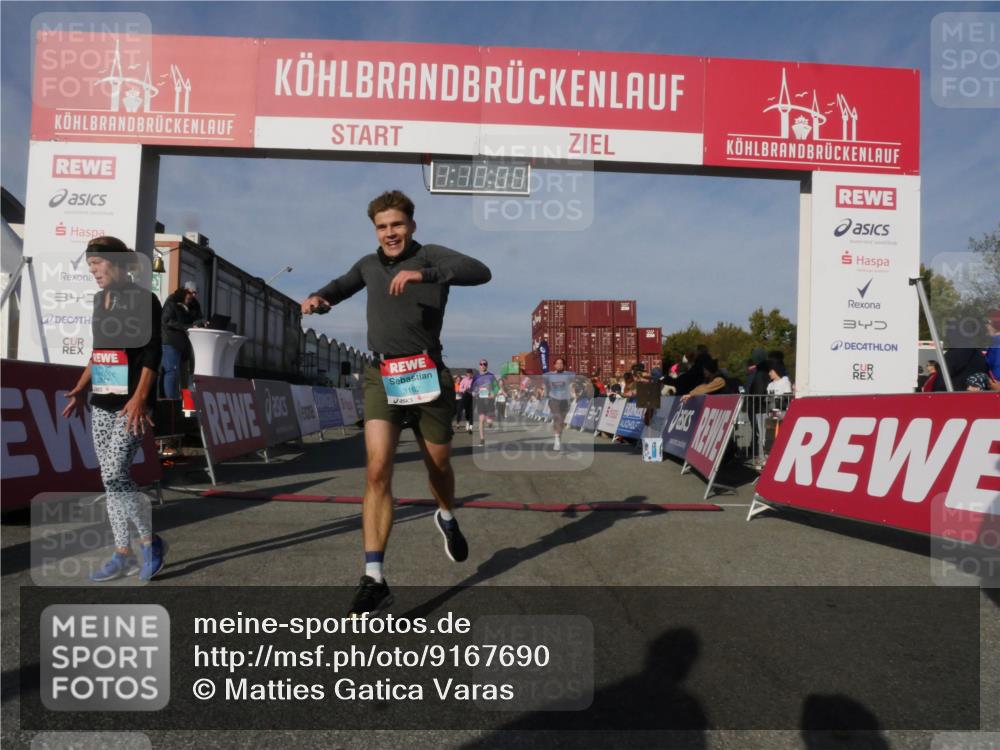 03.10.2025 - Köhlbrandbrückenlauf Matties Gatica Varas http://msf.ph/oto/9167690 03.10.2025 10:10:02 Ziel 1343, 1401, 1409, 1473, 1544, 1747, 1873, 2034, 2471, 3200, 3201, 3493 meine-sportfotos.de