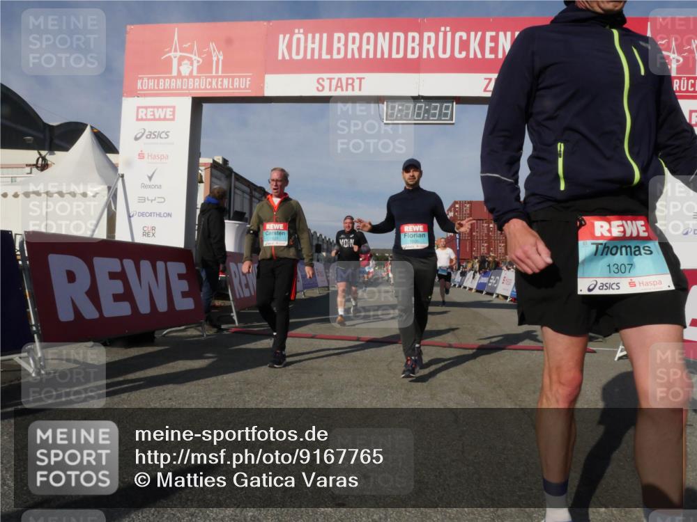 03.10.2025 - Köhlbrandbrückenlauf Matties Gatica Varas http://msf.ph/oto/9167765 03.10.2025 10:10:41 Ziel 1093, 1217, 1413, 1499, 2015, 2728, 2890, 2891, 2964, 3345 meine-sportfotos.de