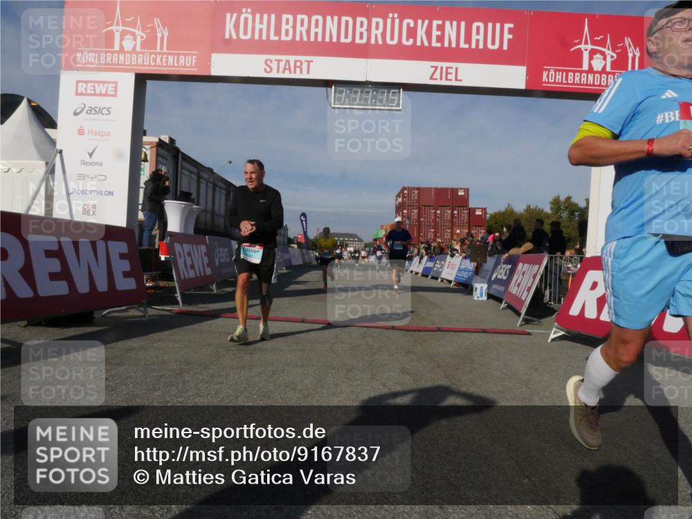 03.10.2025 - Köhlbrandbrückenlauf Matties Gatica Varas http://msf.ph/oto/9167837 03.10.2025 10:11:16 Ziel 1844, 2214, 3011, 3334, 3653 meine-sportfotos.de