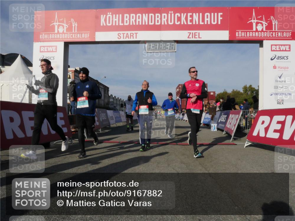 03.10.2025 - Köhlbrandbrückenlauf Matties Gatica Varas http://msf.ph/oto/9167882 03.10.2025 10:11:39 Ziel 1435, 1679, 1768, 1921, 2256, 2881, 2941, 3202, 3406, 3524, 3528 meine-sportfotos.de