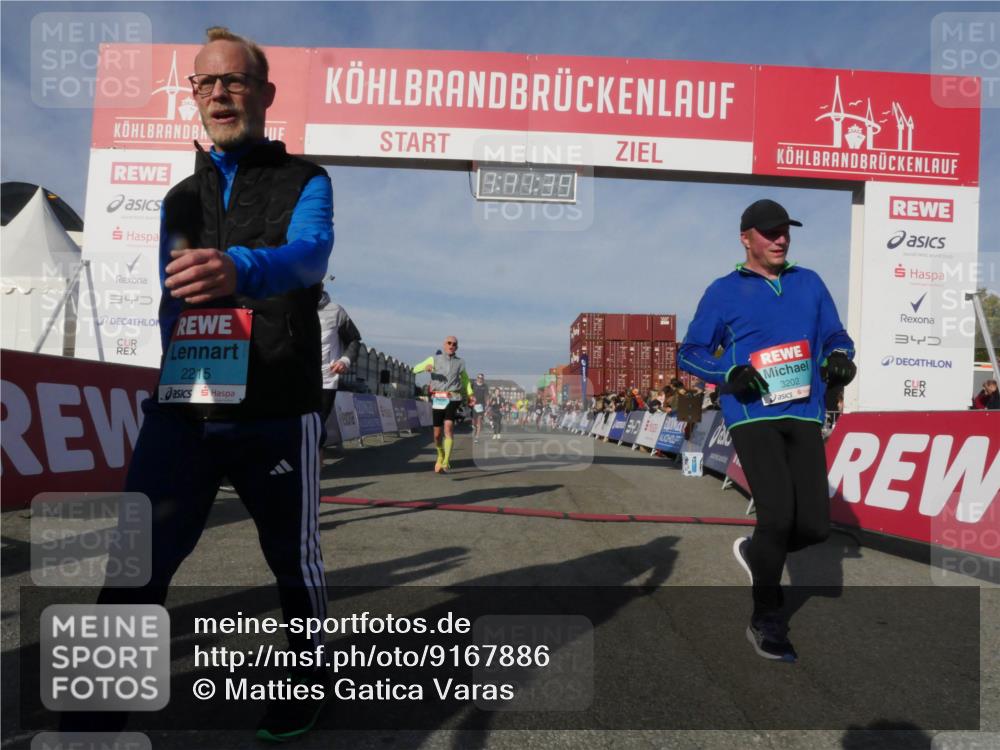 03.10.2025 - Köhlbrandbrückenlauf Matties Gatica Varas http://msf.ph/oto/9167886 03.10.2025 10:11:41 Ziel 1108, 1435, 1679, 1768, 1921, 2256, 2786, 3406, 3524, 3528 meine-sportfotos.de