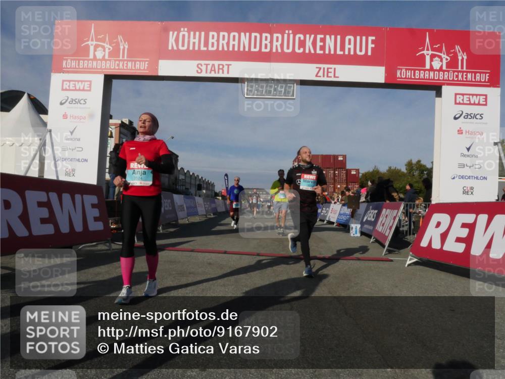 03.10.2025 - Köhlbrandbrückenlauf Matties Gatica Varas http://msf.ph/oto/9167902 03.10.2025 10:11:49 Ziel 1108, 1206, 1233, 1418, 1435, 1522, 1675, 1768, 2061, 2387, 2786, 3208, 3394, 3406 meine-sportfotos.de