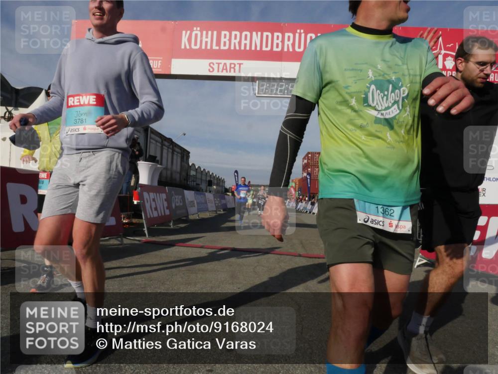 03.10.2025 - Köhlbrandbrückenlauf Matties Gatica Varas http://msf.ph/oto/9168024 03.10.2025 10:12:49 Ziel 1259, 1387, 1392, 1491, 1535, 1865, 1877, 1909, 1933, 2098, 3643 meine-sportfotos.de