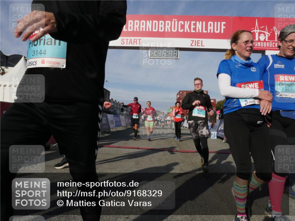 03.10.2025 - Köhlbrandbrückenlauf Matties Gatica Varas http://msf.ph/oto/9168329 03.10.2025 10:15:15 Ziel 1193, 1195, 1324, 1480, 1523, 1693, 1761, 1773, 1785, 1922, 2147, 2707, 3037, 3206, 3207, 3214, 3229, 3339, 3348, 3470, 3471, 3668 meine-sportfotos.de