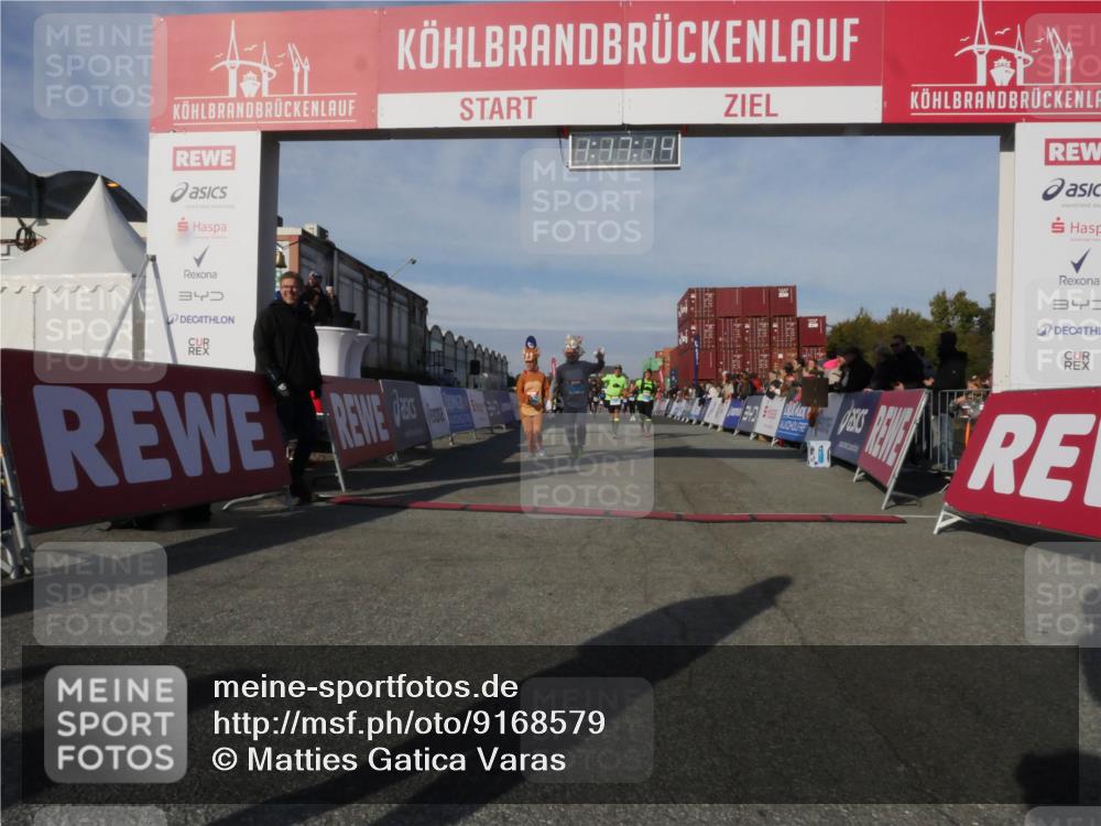 03.10.2025 - Köhlbrandbrückenlauf Matties Gatica Varas http://msf.ph/oto/9168579 03.10.2025 10:17:16 Ziel 1031, 1288, 1289, 1807, 1809, 1835, 1850, 1956, 2089, 3281, 3557, 3765 meine-sportfotos.de
