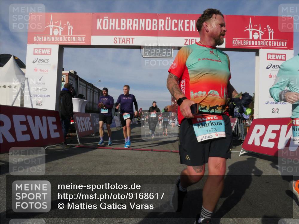 03.10.2025 - Köhlbrandbrückenlauf Matties Gatica Varas http://msf.ph/oto/9168617 03.10.2025 10:17:35 Ziel 1481, 1792, 1883, 2172, 2242, 2269, 2577, 2765, 2768, 2770, 2789, 3172, 3191, 3252, 3265, 3642 meine-sportfotos.de