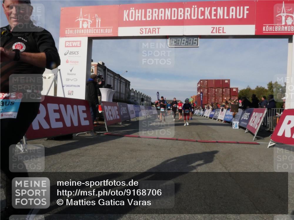 03.10.2025 - Köhlbrandbrückenlauf Matties Gatica Varas http://msf.ph/oto/9168706 03.10.2025 10:18:17 Ziel 1121, 1471, 1812, 1834, 2413, 2544, 3175, 3310, 3486, 3487, 3826 meine-sportfotos.de