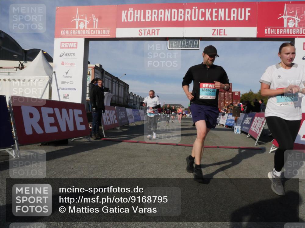 03.10.2025 - Köhlbrandbrückenlauf Matties Gatica Varas http://msf.ph/oto/9168795 03.10.2025 10:19:00 Ziel 1212, 1295, 1580, 1868, 2124, 2508, 2675, 2867, 3587, 3698 meine-sportfotos.de