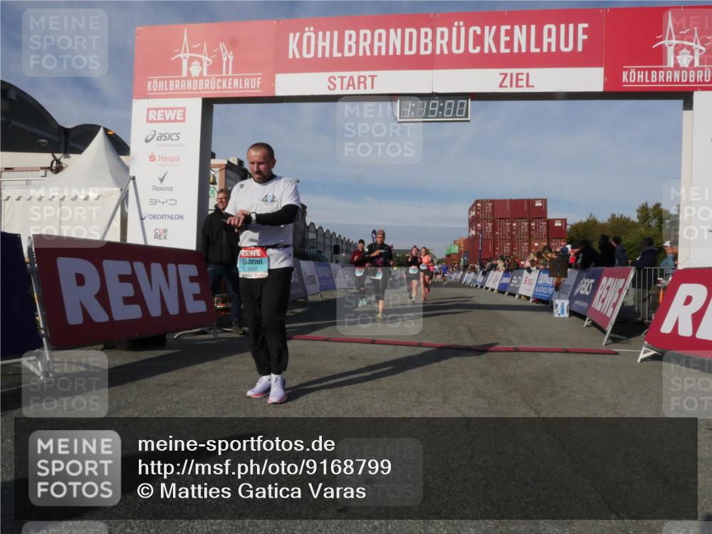 03.10.2025 - Köhlbrandbrückenlauf Matties Gatica Varas http://msf.ph/oto/9168799 03.10.2025 10:19:02 Ziel 1212, 1295, 1580, 1868, 2009, 2010, 2124, 2508, 2675, 2867, 3587 meine-sportfotos.de