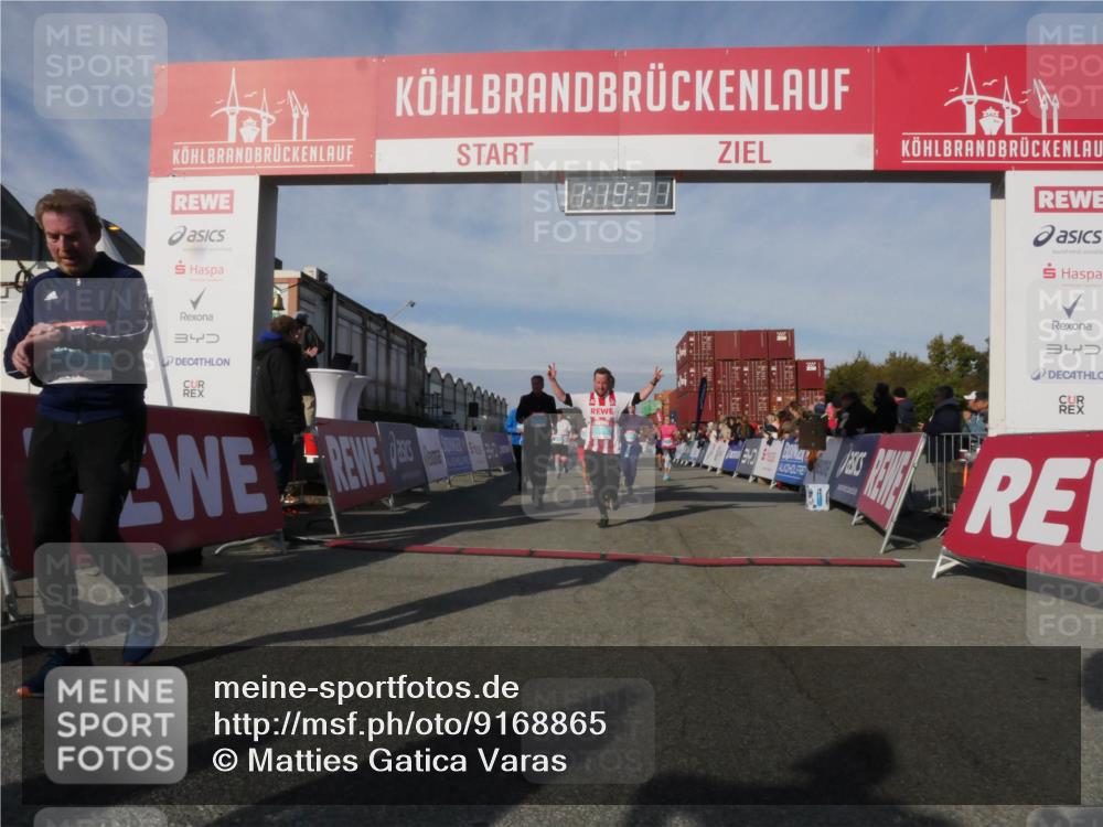 03.10.2025 - Köhlbrandbrückenlauf Matties Gatica Varas http://msf.ph/oto/9168865 03.10.2025 10:19:33 Ziel 1310, 1502, 1531, 1556, 1690, 1803, 1859, 2885, 2886, 3239, 3558, 3815, 3828 meine-sportfotos.de