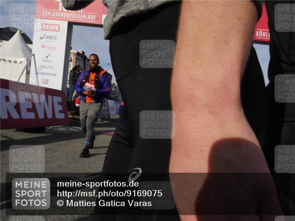 03.10.2025 - Köhlbrandbrückenlauf Matties Gatica Varas http://msf.ph/oto/9169075 03.10.2025 10:21:19 Ziel 1757, 1899, 2119, 2350, 2369, 2415, 2456, 2897, 3839 meine-sportfotos.de