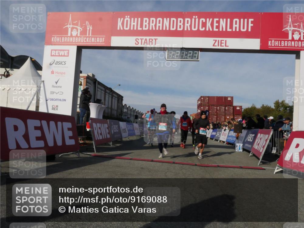 03.10.2025 - Köhlbrandbrückenlauf Matties Gatica Varas http://msf.ph/oto/9169088 03.10.2025 10:21:25 Ziel 1757, 1899, 1992, 2068, 2119, 2154, 2350, 2369, 2415, 2616, 2897, 3116, 3259, 3839 meine-sportfotos.de