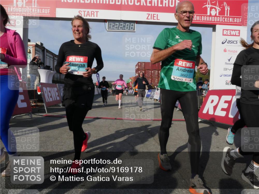 03.10.2025 - Köhlbrandbrückenlauf Matties Gatica Varas http://msf.ph/oto/9169178 03.10.2025 10:22:10 Ziel 1669, 1951, 1977, 2065, 2071, 2114, 2304, 2327, 3114, 3279, 3509, 3777 meine-sportfotos.de