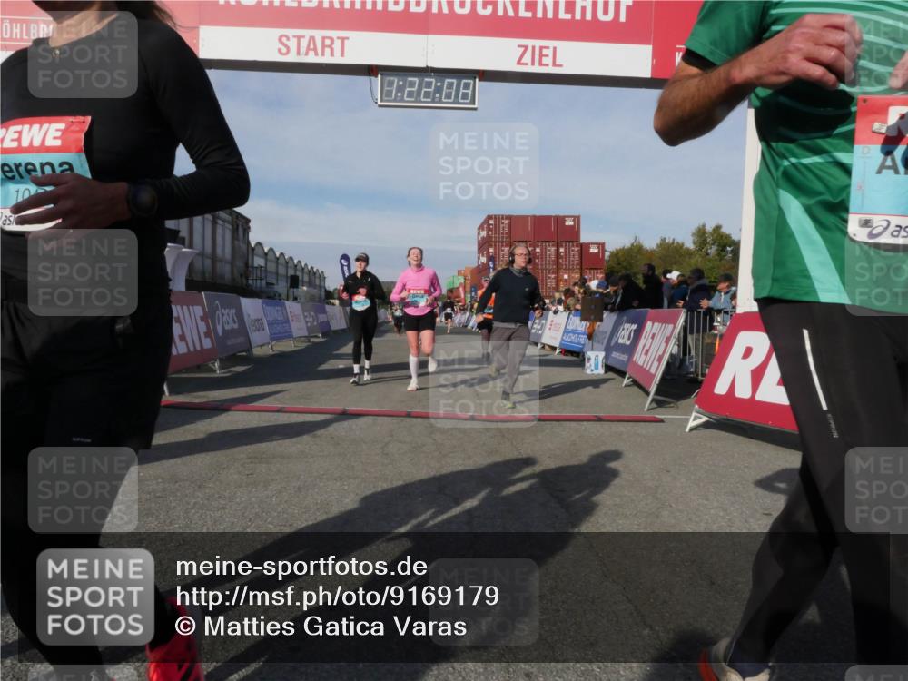 03.10.2025 - Köhlbrandbrückenlauf Matties Gatica Varas http://msf.ph/oto/9169179 03.10.2025 10:22:10 Ziel 1669, 1951, 1977, 2065, 2071, 2114, 2304, 2327, 3114, 3279, 3509, 3777 meine-sportfotos.de
