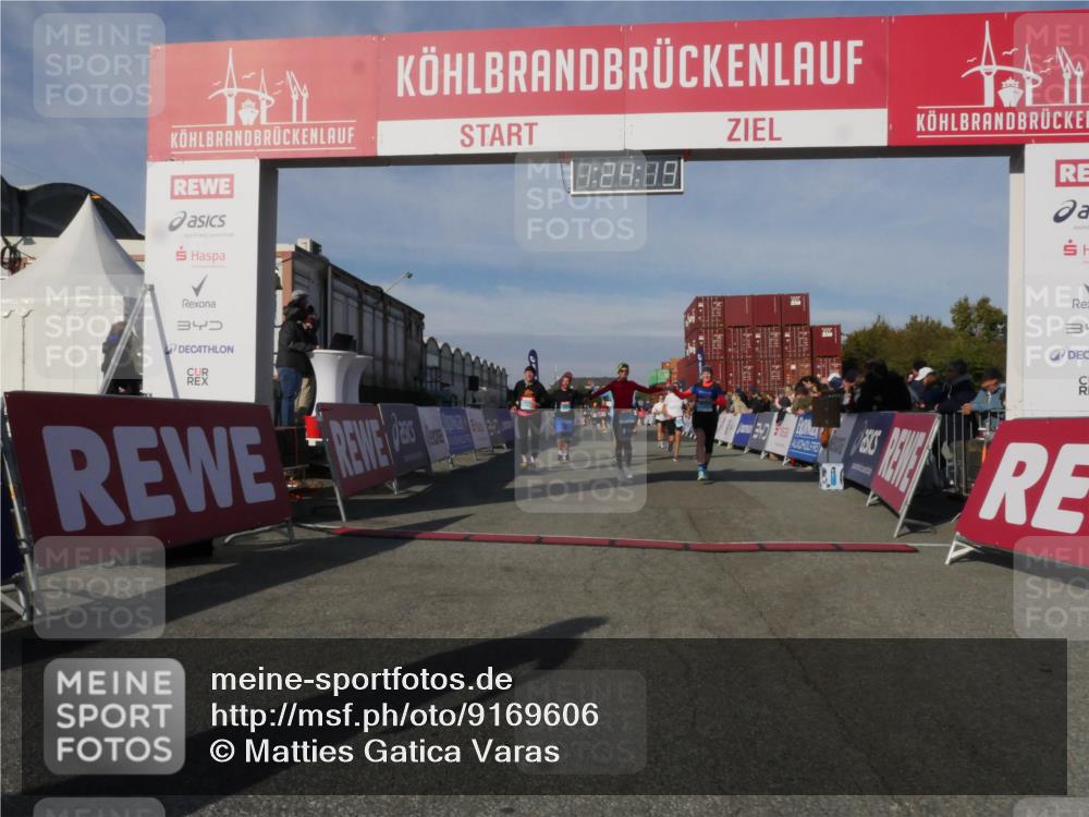 03.10.2025 - Köhlbrandbrückenlauf Matties Gatica Varas http://msf.ph/oto/9169606 03.10.2025 10:24:21 Ziel 1329, 1440, 1732, 1895, 2239, 2319, 2340, 2384, 2970, 3074, 3597 meine-sportfotos.de