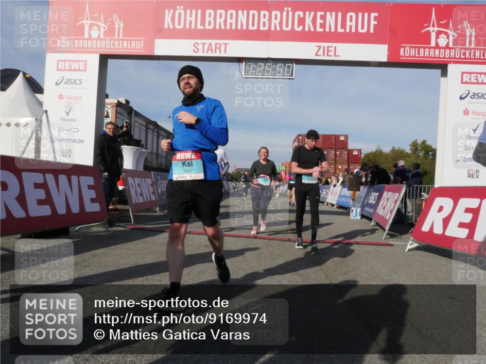 03.10.2025 - Köhlbrandbrückenlauf Matties Gatica Varas http://msf.ph/oto/9169974 03.10.2025 10:25:52 Ziel 1948, 1998, 2002, 2003, 2251, 2382, 2383, 2489, 2635, 2644, 2787 meine-sportfotos.de
