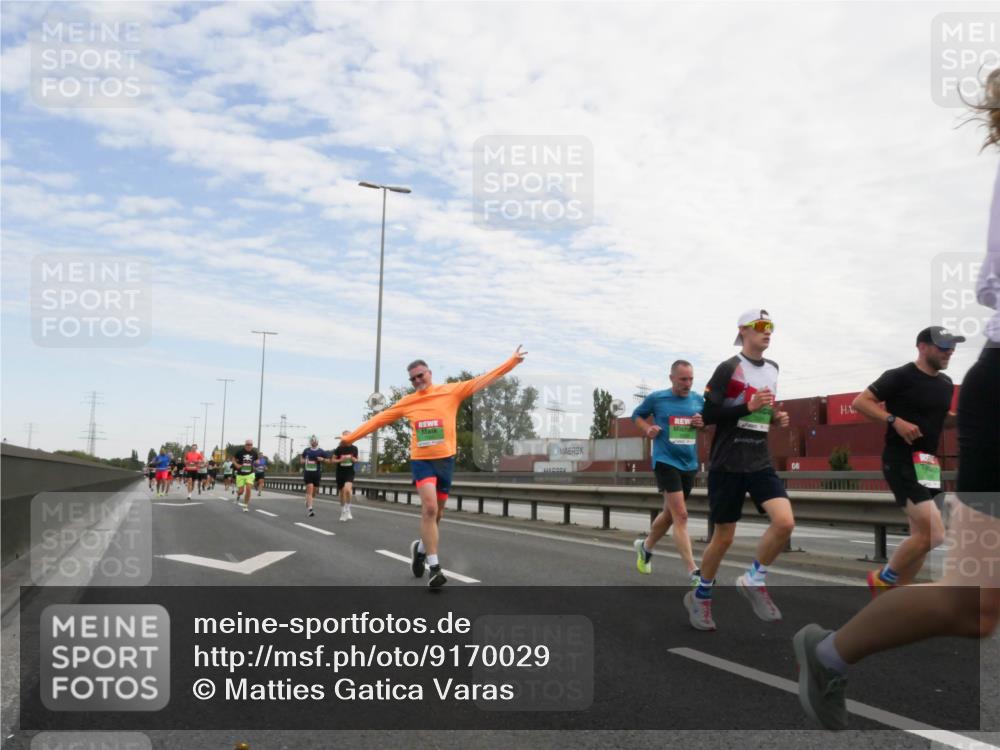 03.10.2025 - Köhlbrandbrückenlauf Matties Gatica Varas http://msf.ph/oto/9170029 03.10.2025 15:15:32 Position 3  meine-sportfotos.de