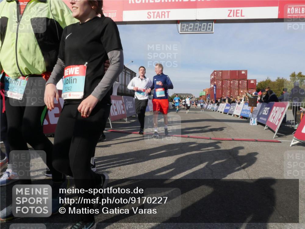 03.10.2025 - Köhlbrandbrückenlauf Matties Gatica Varas http://msf.ph/oto/9170227 03.10.2025 10:27:10 Ziel 2115, 2693, 2774, 2930, 3052, 3232, 3703, 3745 meine-sportfotos.de