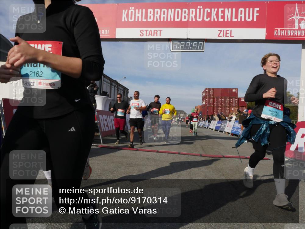 03.10.2025 - Köhlbrandbrückenlauf Matties Gatica Varas http://msf.ph/oto/9170314 03.10.2025 10:27:52 Ziel 1004, 1342, 1472, 1759, 2086, 3346, 3429, 3451, 3452, 3626 meine-sportfotos.de