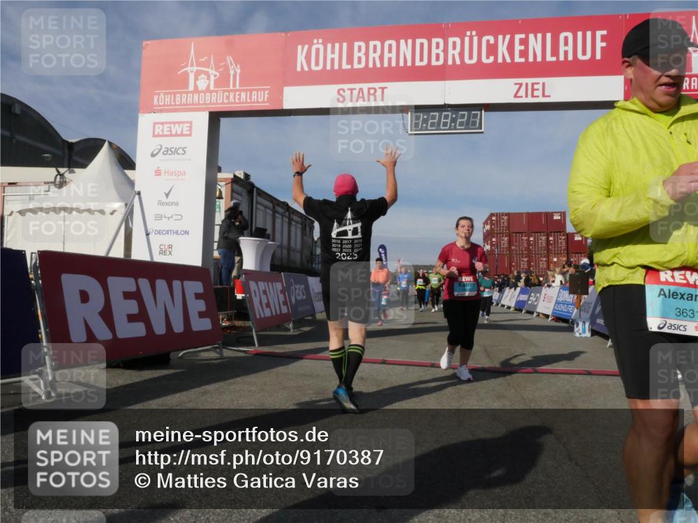 03.10.2025 - Köhlbrandbrückenlauf Matties Gatica Varas http://msf.ph/oto/9170387 03.10.2025 10:28:28 Ziel 1579, 1592, 1872, 1910, 2366, 2409, 2869, 2870, 3161, 3231, 3360, 3398, 3399, 3432 meine-sportfotos.de