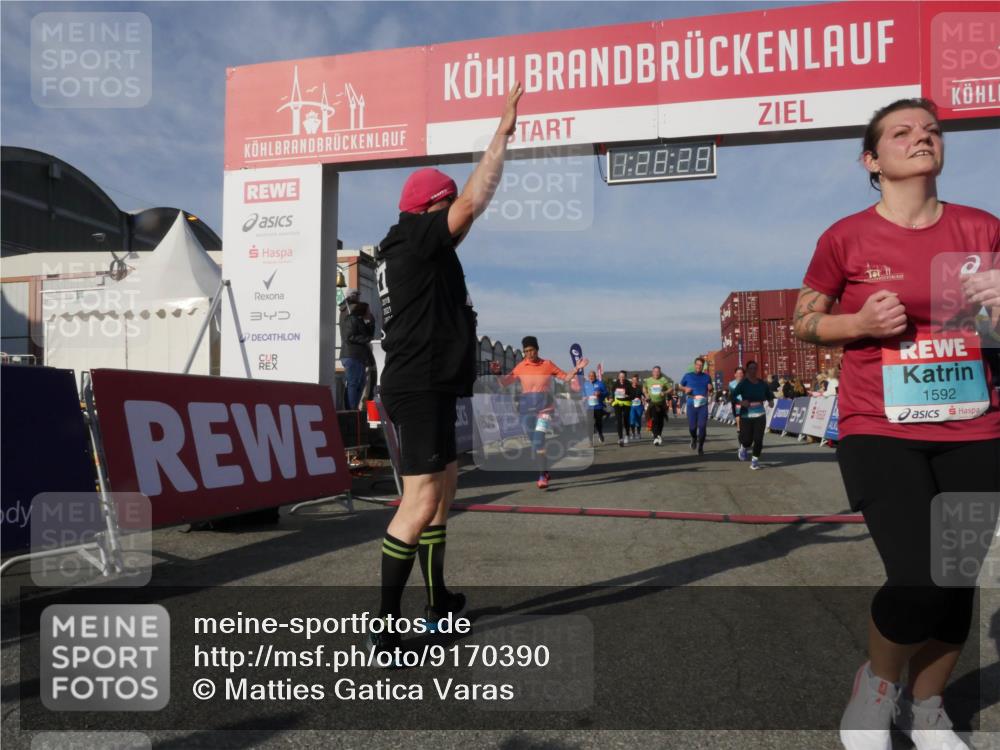 03.10.2025 - Köhlbrandbrückenlauf Matties Gatica Varas http://msf.ph/oto/9170390 03.10.2025 10:28:30 Ziel 1579, 1872, 1910, 2366, 2409, 2869, 2870, 3161, 3231, 3360, 3398, 3399, 3432 meine-sportfotos.de