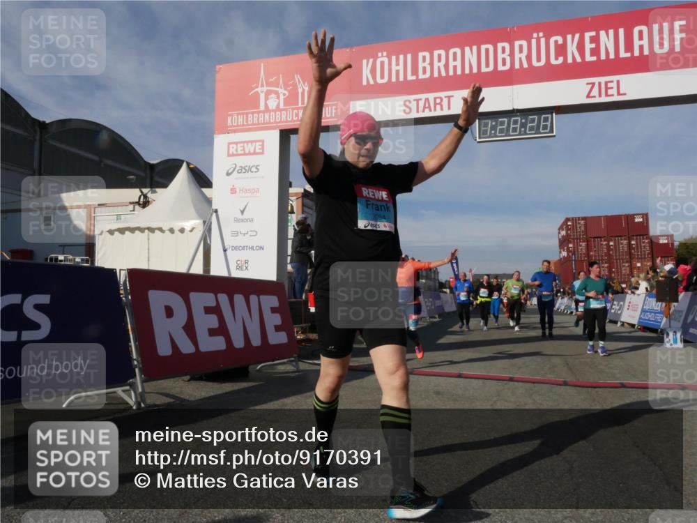 03.10.2025 - Köhlbrandbrückenlauf Matties Gatica Varas http://msf.ph/oto/9170391 03.10.2025 10:28:30 Ziel 1579, 1872, 1910, 2366, 2409, 2869, 2870, 3161, 3231, 3360, 3398, 3399, 3432 meine-sportfotos.de