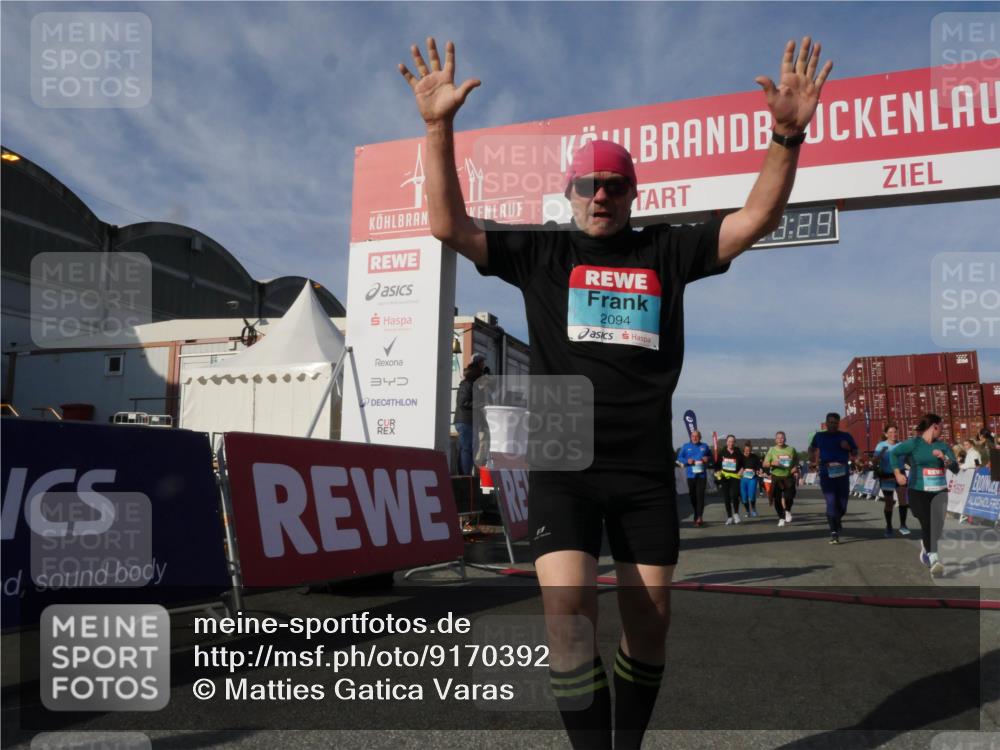 03.10.2025 - Köhlbrandbrückenlauf Matties Gatica Varas http://msf.ph/oto/9170392 03.10.2025 10:28:31 Ziel 1579, 1872, 1910, 2366, 2409, 2869, 2870, 3161, 3231, 3360, 3398, 3399 meine-sportfotos.de