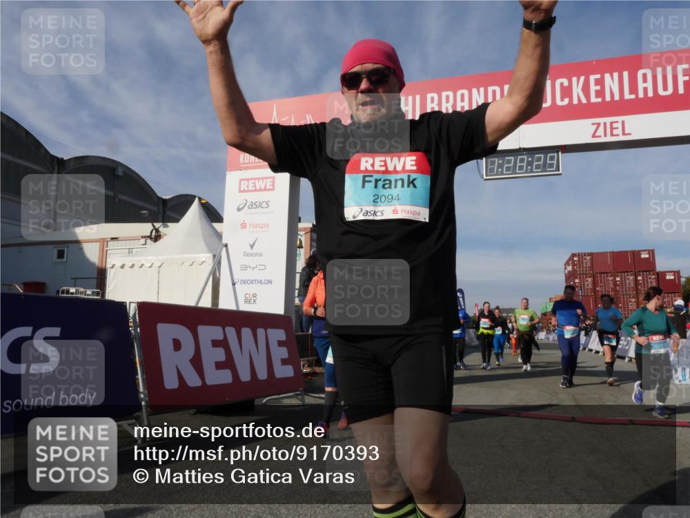 03.10.2025 - Köhlbrandbrückenlauf Matties Gatica Varas http://msf.ph/oto/9170393 03.10.2025 10:28:31 Ziel 1579, 1872, 1910, 2366, 2409, 2869, 2870, 3161, 3231, 3360, 3398, 3399 meine-sportfotos.de