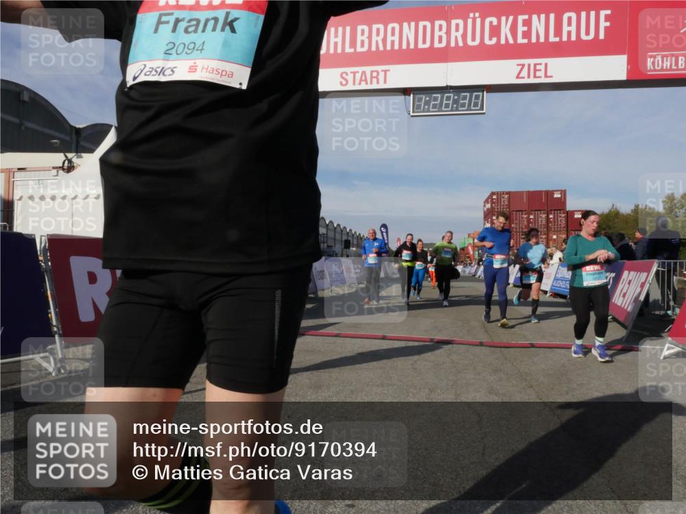 03.10.2025 - Köhlbrandbrückenlauf Matties Gatica Varas http://msf.ph/oto/9170394 03.10.2025 10:28:32 Ziel 1579, 1910, 2366, 2409, 2869, 2870, 3013, 3161, 3231, 3360, 3398, 3399 meine-sportfotos.de