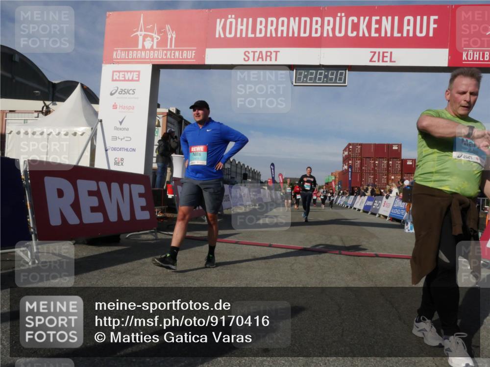 03.10.2025 - Köhlbrandbrückenlauf Matties Gatica Varas http://msf.ph/oto/9170416 03.10.2025 10:28:42 Ziel 1713, 1765, 1896, 1897, 2216, 2339, 3013, 3054, 3483 meine-sportfotos.de