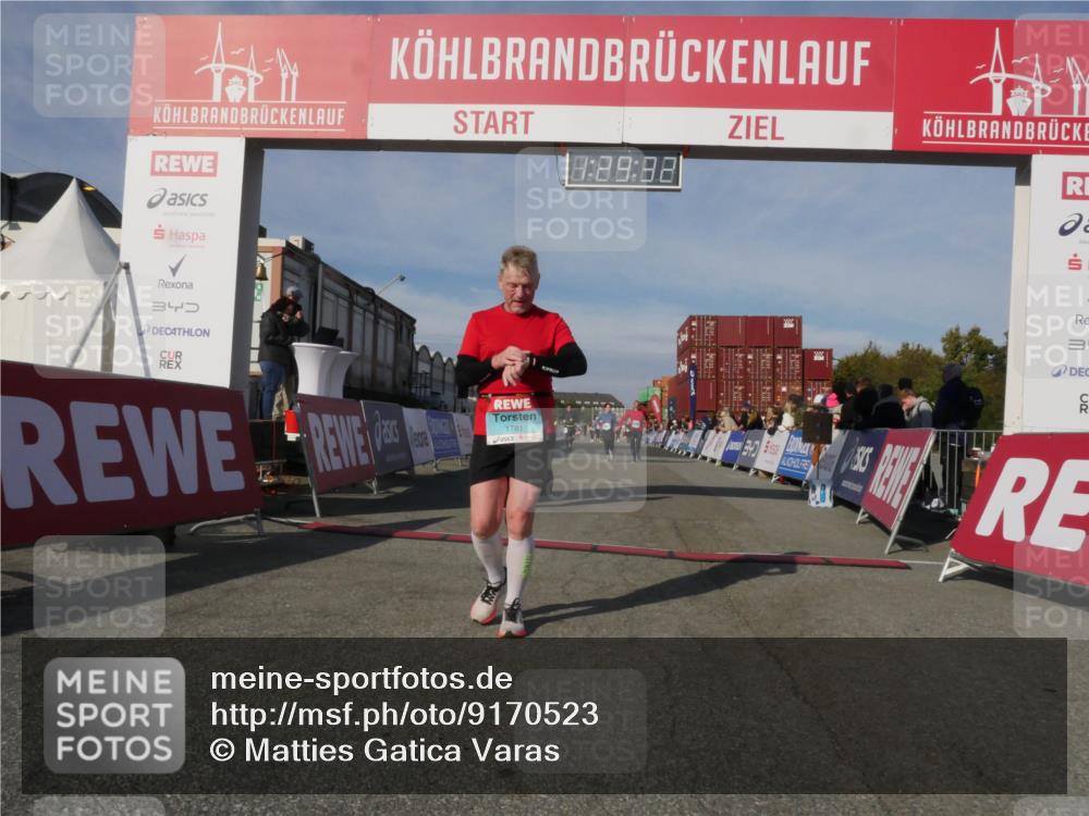 03.10.2025 - Köhlbrandbrückenlauf Matties Gatica Varas http://msf.ph/oto/9170523 03.10.2025 10:29:34 Ziel 1791, 2258, 2321, 2835 meine-sportfotos.de