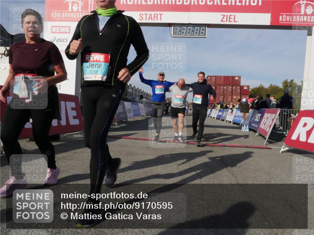 03.10.2025 - Köhlbrandbrückenlauf Matties Gatica Varas http://msf.ph/oto/9170595 03.10.2025 10:30:08 Ziel 1589, 1704, 2863, 2864, 2865 meine-sportfotos.de