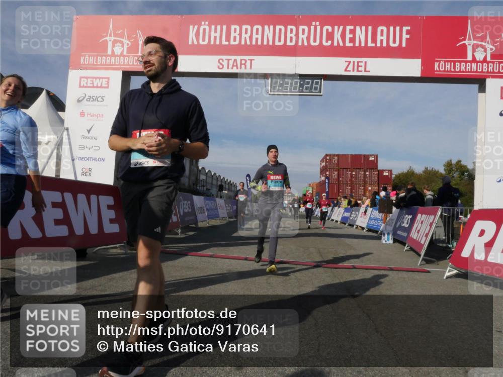 03.10.2025 - Köhlbrandbrückenlauf Matties Gatica Varas http://msf.ph/oto/9170641 03.10.2025 10:30:30 Ziel 1358, 2267, 2386, 2497, 2498, 2726, 2727, 3784 meine-sportfotos.de