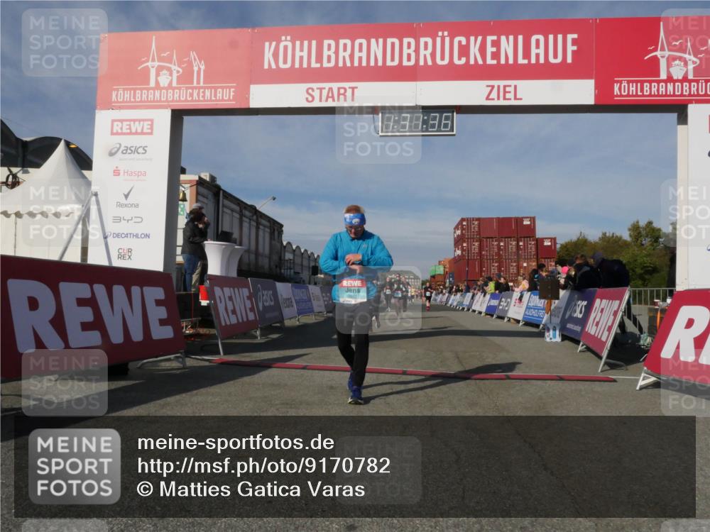 03.10.2025 - Köhlbrandbrückenlauf Matties Gatica Varas http://msf.ph/oto/9170782 03.10.2025 10:31:37 Ziel 1969, 1970, 2385, 2443, 2462, 2504, 3383, 3384 meine-sportfotos.de