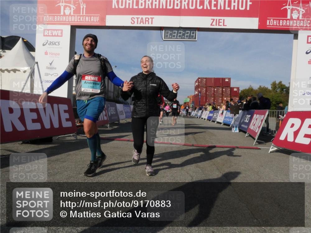 03.10.2025 - Köhlbrandbrückenlauf Matties Gatica Varas http://msf.ph/oto/9170883 03.10.2025 10:32:26 Ziel 1923, 2116, 2159, 2184, 2338, 2433, 2436, 2470, 2568, 2569, 3033, 3328, 3329, 3780 meine-sportfotos.de