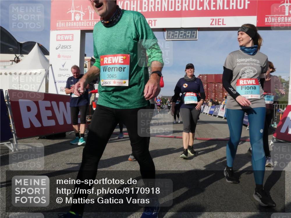 03.10.2025 - Köhlbrandbrückenlauf Matties Gatica Varas http://msf.ph/oto/9170918 03.10.2025 10:32:43 Ziel 1749, 2041, 3076, 3077 meine-sportfotos.de