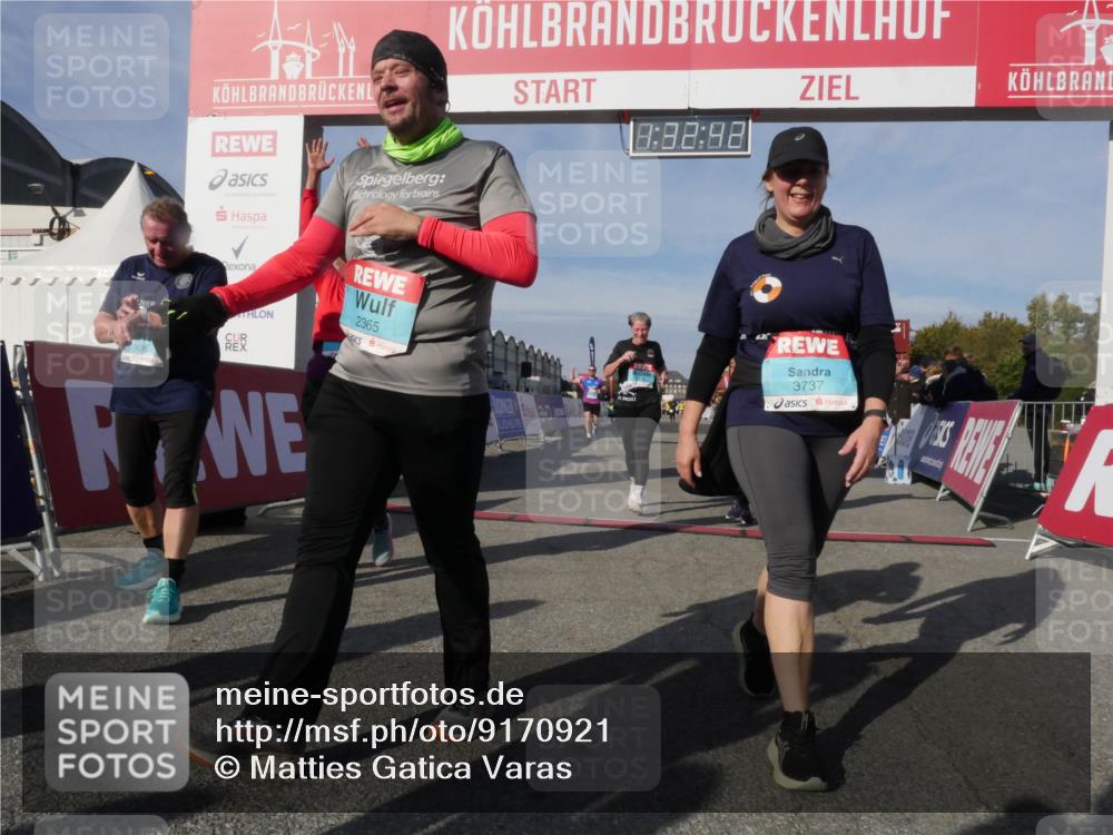 03.10.2025 - Köhlbrandbrückenlauf Matties Gatica Varas http://msf.ph/oto/9170921 03.10.2025 10:32:44 Ziel 1749, 2041, 3076, 3077 meine-sportfotos.de