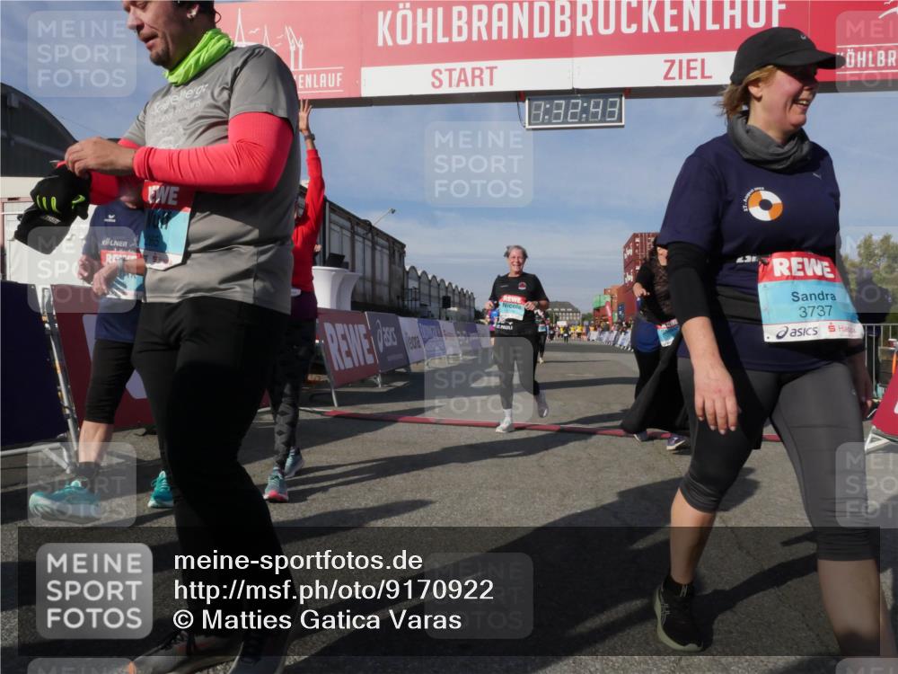03.10.2025 - Köhlbrandbrückenlauf Matties Gatica Varas http://msf.ph/oto/9170922 03.10.2025 10:32:45 Ziel 3076, 3077 meine-sportfotos.de