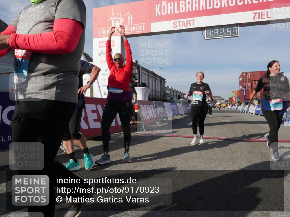 03.10.2025 - Köhlbrandbrückenlauf Matties Gatica Varas http://msf.ph/oto/9170923 03.10.2025 10:32:45 Ziel 3076, 3077 meine-sportfotos.de