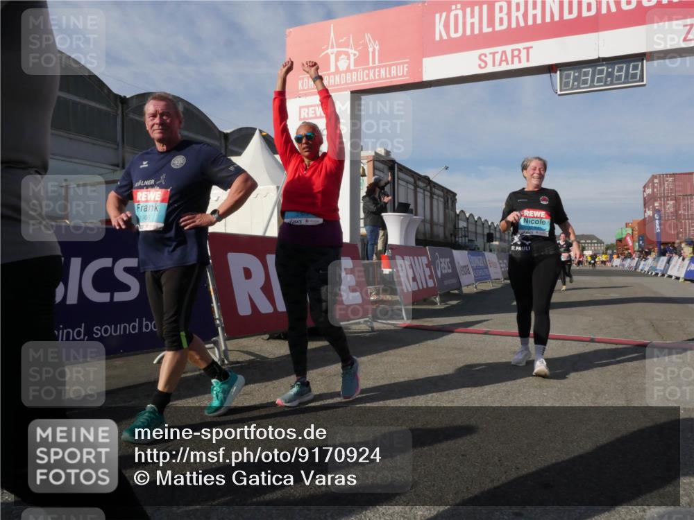 03.10.2025 - Köhlbrandbrückenlauf Matties Gatica Varas http://msf.ph/oto/9170924 03.10.2025 10:32:46 Ziel 3076, 3077 meine-sportfotos.de