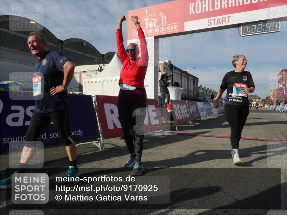 03.10.2025 - Köhlbrandbrückenlauf Matties Gatica Varas http://msf.ph/oto/9170925 03.10.2025 10:32:46 Ziel 3076, 3077 meine-sportfotos.de